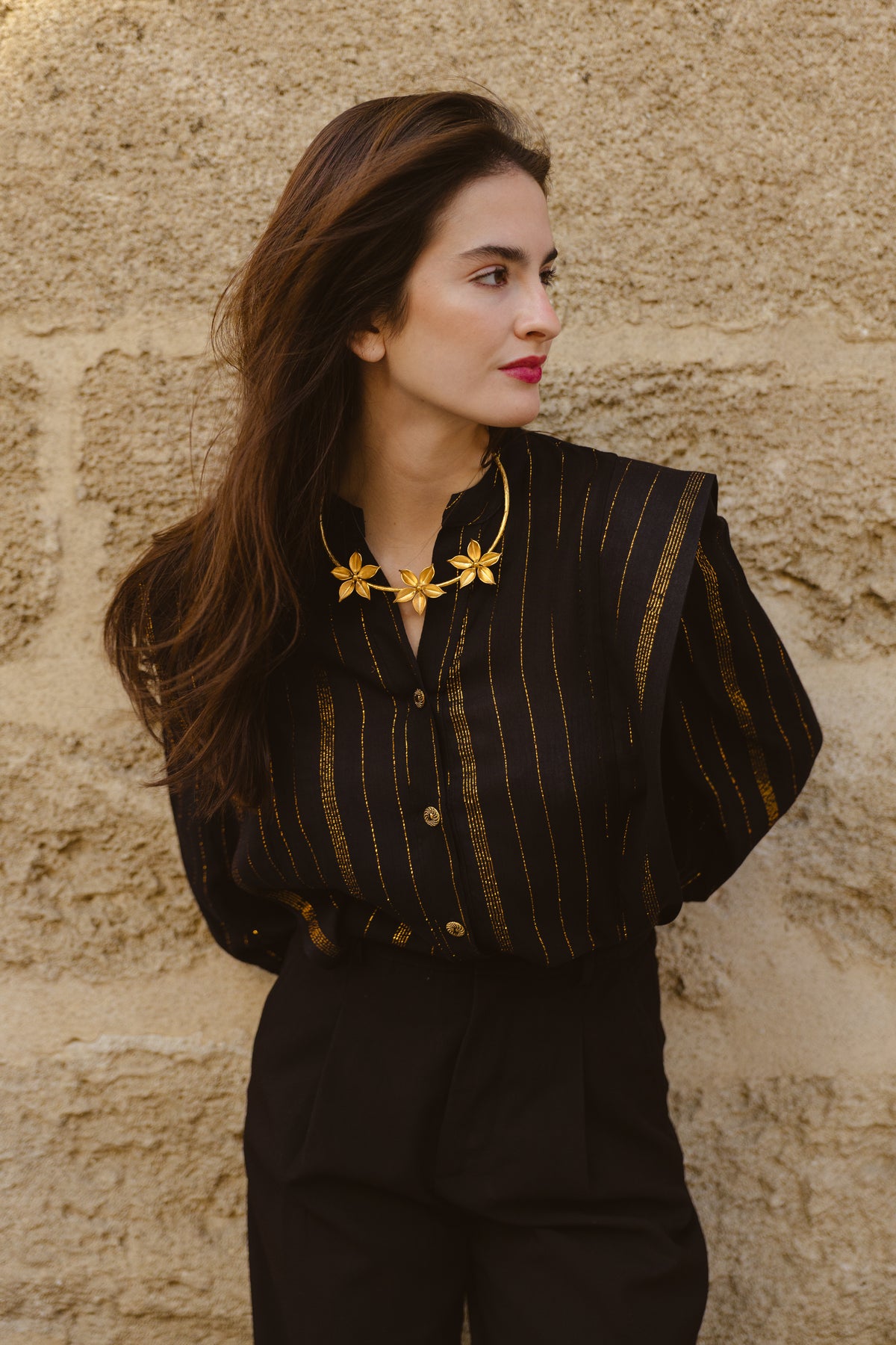 Camisa Negra Rayas Doradas