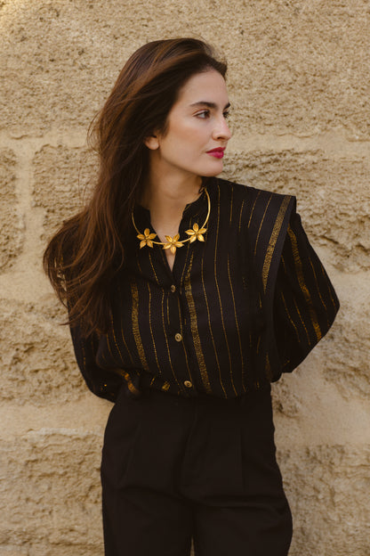 Camisa Negra Rayas Doradas